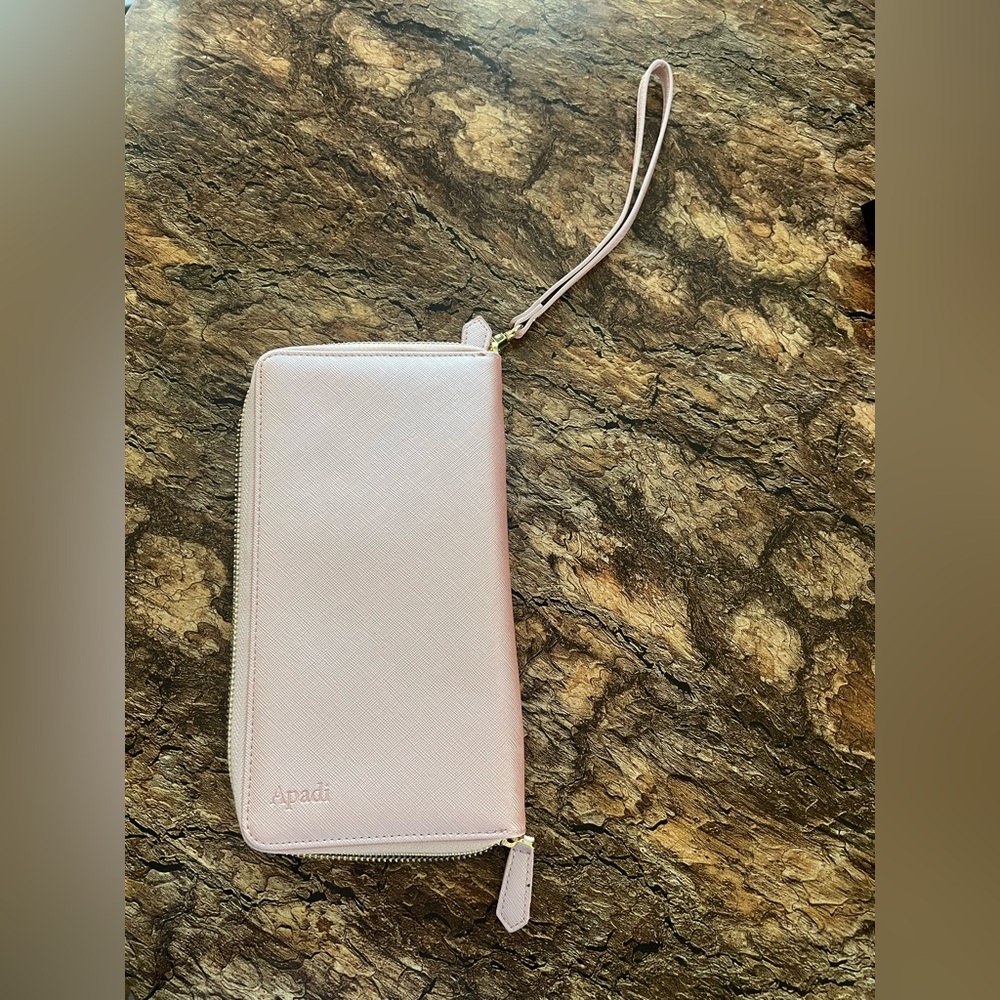 Apadi Wristlet Purse/Wallet